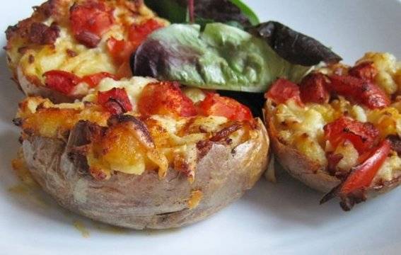 Печени картофи с моцарела и чери доматки