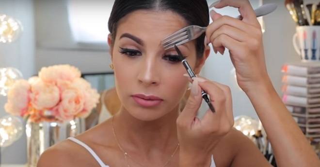 Тя допря вилица до веждите си, взе един молив и… Гениално! Как не сме се сещали досега?! (ВИДЕО)