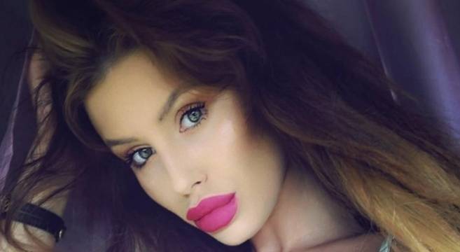 Отнемат короната на Мис България заради снимки под душа на които е напълно гола