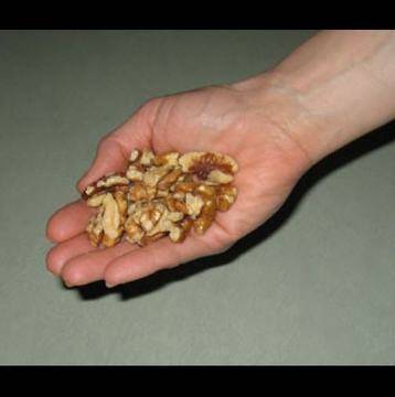 Изяжте шепа орехи и изчакайте 4 часа: Ето какво ще стане с тялото ви!