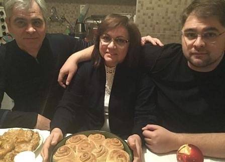 Корнелия Нинова прегърна любимите си мъже на Коледа, показа как меси празничната погача (СНИМКИ)