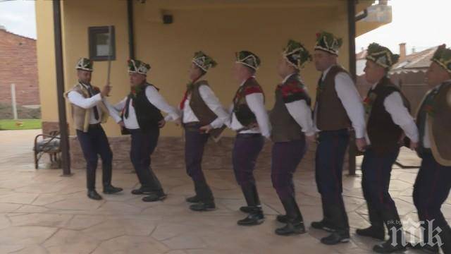 Коледари със саби обикалят Ямбол