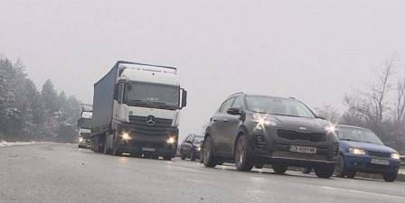 Днес ограничават движението на камионите над 12 тона