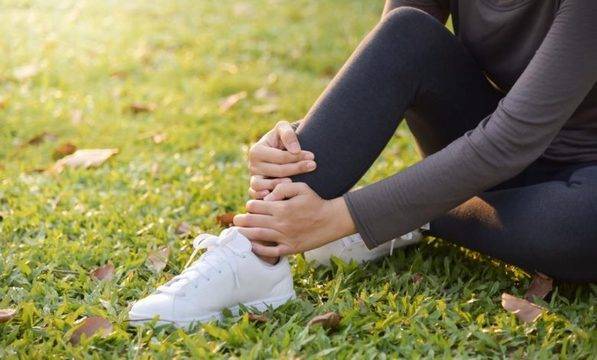 Болка в кръста и краката: Каква е причината и Как се лекува