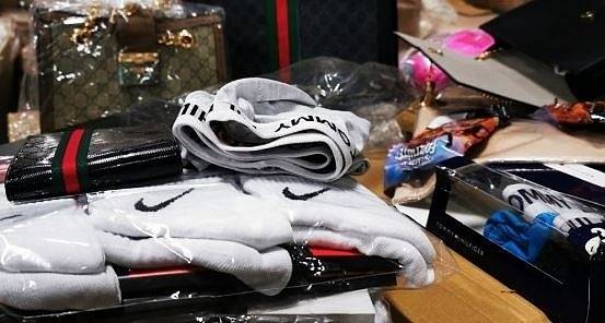 Митничари задържаха близо 30 000 „маркови“ дрехи и аксесоари