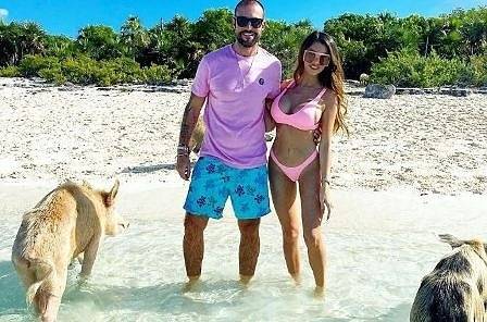 Филип Плейн и половинката му Лучия на „прасешка“ почивка (СНИМКИ)