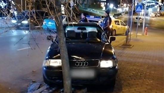 Пиян шофьор се заби в дърво пред общината във Велико Търново (СНИМКИ)