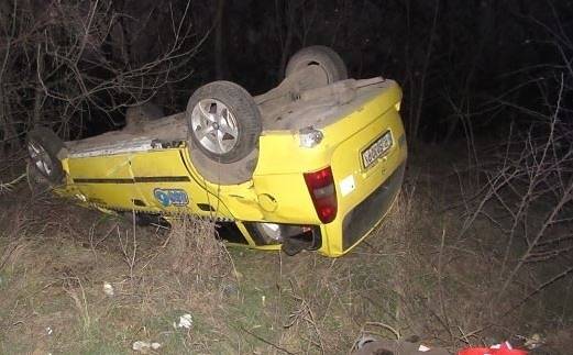 Такси се обърна по таван на пътя Русе-Силистра (СНИМКА)