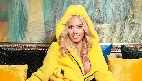 Камелия показа голо бедро на рождения си ден (СНИМКА)