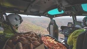 Изсипаха тонове храна от хеликоптер за бедстващите животни в Австралия (СНИМКИ)