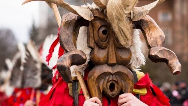 Да прогоним злите духове със „Сурва“