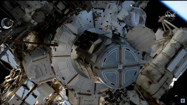 Американските астронавтки Джесика Меър и Кристина Кук отново излязоха в открития космос