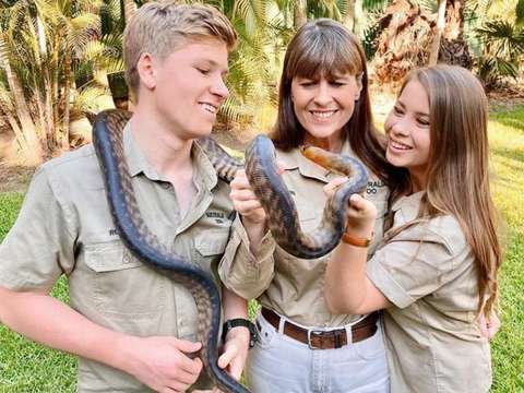 Семейство Ъруин, които помагат на пострадали от пожари животни в Австралия