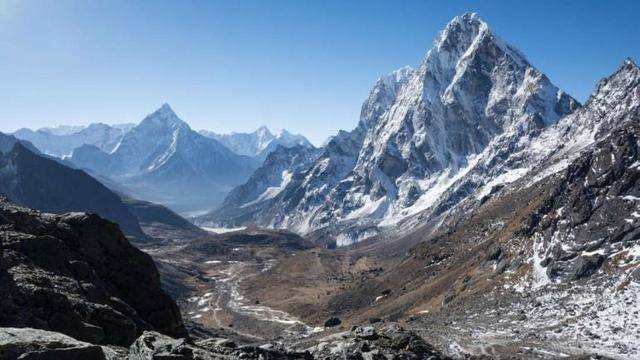 Шпионски сателитни снимки разкриват потресаващата загуба на лед на Еверест