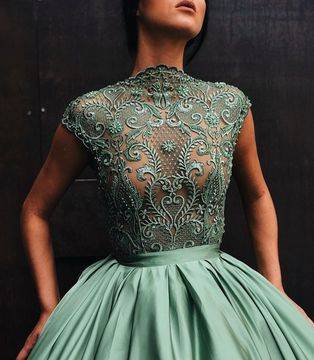 Идеи за Бални Рокли с Красиви Бюстиета от Дантела и Цветя