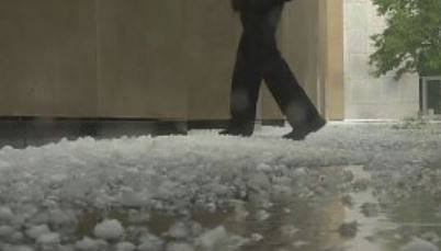 Град с размера на топки за голф в Австралия, пясъчни бури на други места