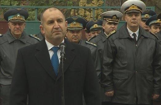 Президентът и вицепремиерът Каракачанов откриха възстановеното висше училище за летци в Долна Митрополия