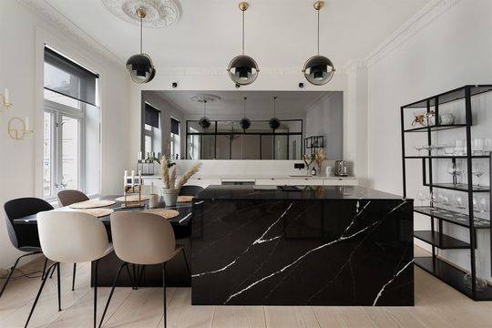 Модерен интериор в бяло и черно с мраморни акценти