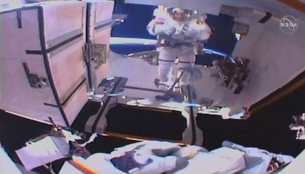 Американските астронавтки Джесика Меър и Кристина Кук излязоха в открития космос и приключиха с подмяната на батериите на МКС!