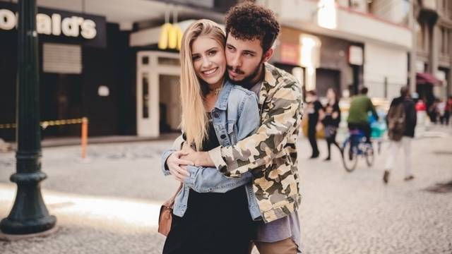 Не отлагай! Отиди и прегърни някого