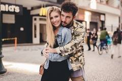 Не отлагай! Отиди и прегърни някого