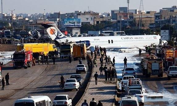 Ирански самолет се озова на магистрала, след като пилотът „пропусна“ пистата (СНИМКА)