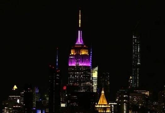 „Емпайър Стейт Билдинг“ светна в цветовете на „Лейкърс“ в памет на Коби