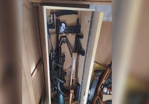 Откриха оръжия и боеприпаси в дома на мъжа, който се самоуби в сградата на ДАНС