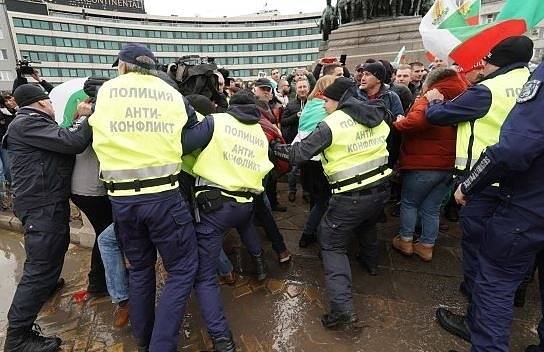 Ресторантьори и хотелиери блокираха движението пред парламента