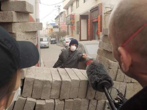 Китайски села се ограждат с тухлени стени, за да се предпазят от коронавируса