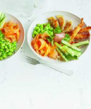 Купа с кафяв ориз и парти хапки