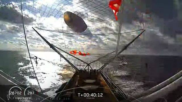 УСПЕХ: Ракета Фолкън 9 изведе 60 спътника, СпейсЕкс върна първата степен и обтекател!