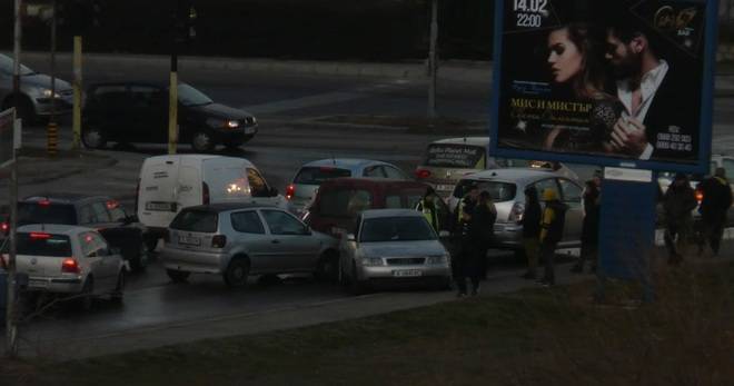 ВЕРИЖНА КАТАСТРОФА НА КРЪСТОВИЩЕ ВЪВ ВАРНА ПРЕДИЗВИКА ЗАДРЪСТВАНЕ РАЗЛИЧНИТЕ НОВИНИ DIFFERENT NEWS