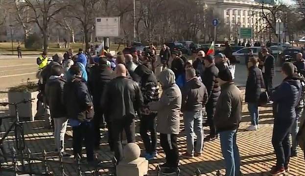 Феновете на „Левски“ протестират пред Народното събрание