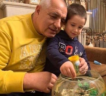 Ето какво подари Бойко Борисов за 4-ия рожден ден на внука си (СНИМКИ)
