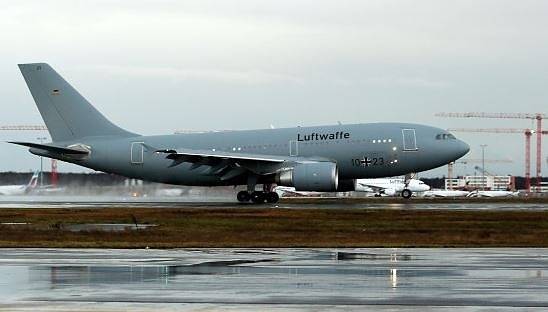 Самолет с евакуирани от Китай, сред които българин, кацна в Германия