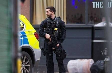 Двама души са ранени при терористичната атака в Лондон. Нападателят е застрелян