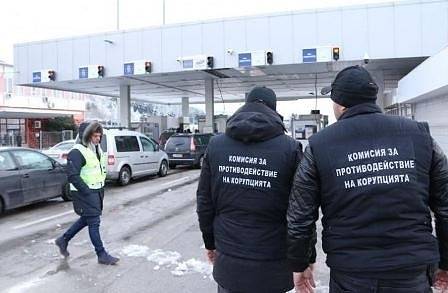 Задържаха шефа на ГКПП „Калотина“ и над 30 митничари и граничари