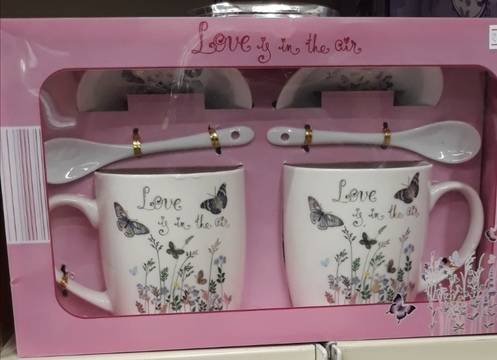 Комплект порцеланови чаши LOVE