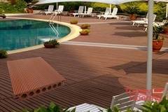 Декинг около басейни