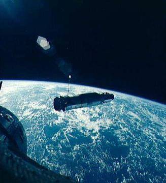 Пилотиран космически кораб Крю Драгън ще изведе туристи във висока орбита на 1 000 километра над Земята!