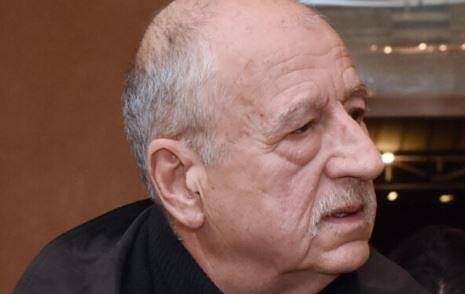 Павел Попандов поведе битка срещу незаконна постройка до блока му