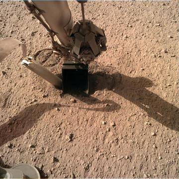 Роботизираната ръка на ИнСайт ще избута пробивната машина, за да влезе в почвата на Марс