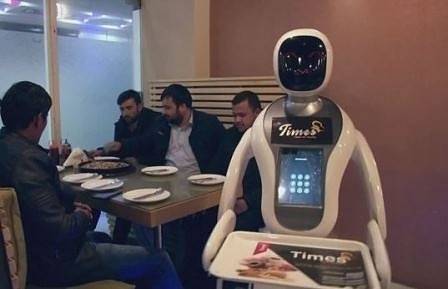Японски робот предизвика сензация като сервитьор в Афганистан (СНИМКИ)