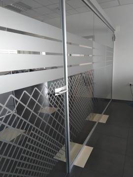 Фирма Премиум брандира с матиране на стъкла към офиси