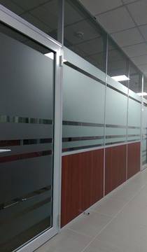 Лепене на фолио при матиране на стъкла от дружество Премиум