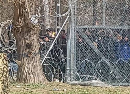 Хиляди мигранти остават блокирани на границата с Турция