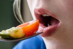 Хранене с брекети