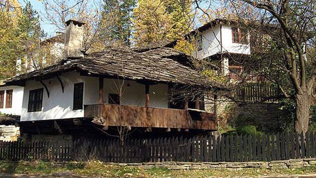 И очите му не се насищат на богатство