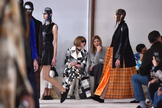 Какво носи Анна Уинтур по време на Седмиците на модата?